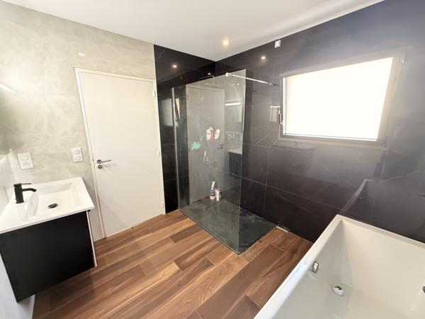 Maison 11 pièce(s) 6 chambre(s) 241 m²