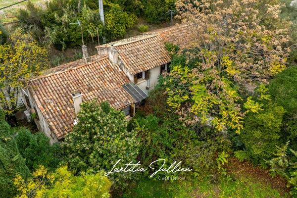 En exclusivité: Idéal projet familial ou artisanal – Propriété ancienne à rénover - T4 173 m² en r+1 et 212 m² de dépendances sur 2 548 m² de terrain plat et clôturé – Aubagne / Éoures