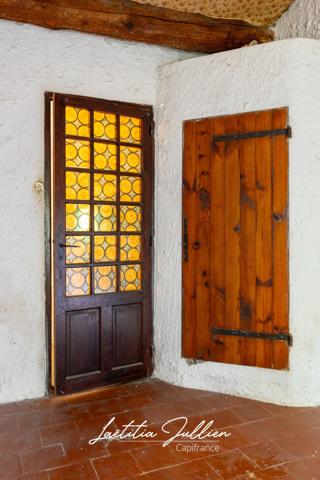 En exclusivité: Idéal projet familial ou artisanal – Propriété ancienne à rénover - T4 173 m² en r+1 et 212 m² de dépendances sur 2 548 m² de terrain plat et clôturé – Aubagne / Éoures