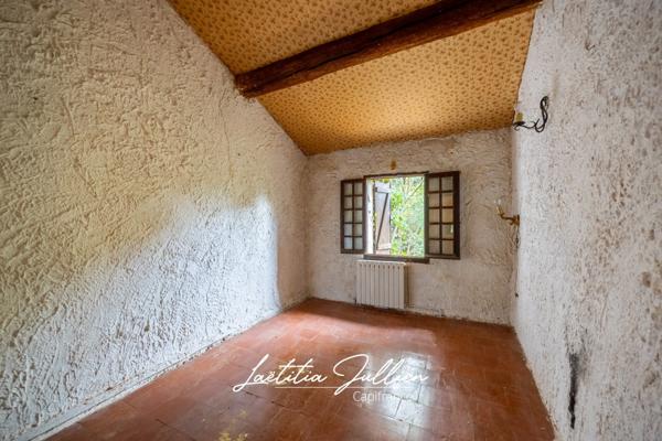 En exclusivité: Idéal projet familial ou artisanal – Propriété ancienne à rénover - T4 173 m² en r+1 et 212 m² de dépendances sur 2 548 m² de terrain plat et clôturé – Aubagne / Éoures