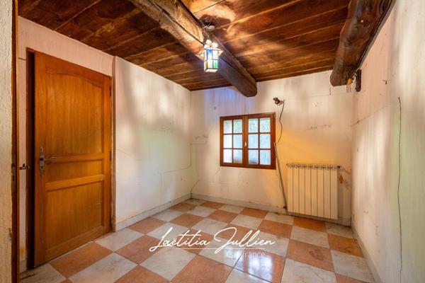 En exclusivité: Idéal projet familial ou artisanal – Propriété ancienne à rénover - T4 173 m² en r+1 et 212 m² de dépendances sur 2 548 m² de terrain plat et clôturé – Aubagne / Éoures