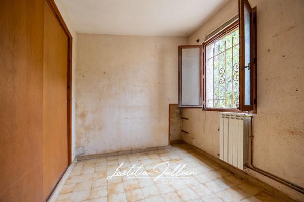 En exclusivité: Idéal projet familial ou artisanal – Propriété ancienne à rénover - T4 173 m² en r+1 et 212 m² de dépendances sur 2 548 m² de terrain plat et clôturé – Aubagne / Éoures