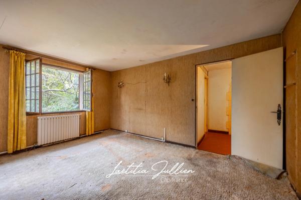 En exclusivité: Idéal projet familial ou artisanal – Propriété ancienne à rénover - T4 173 m² en r+1 et 212 m² de dépendances sur 2 548 m² de terrain plat et clôturé – Aubagne / Éoures