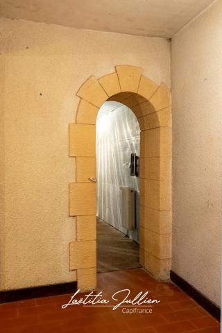 En exclusivité: Idéal projet familial ou artisanal – Propriété ancienne à rénover - T4 173 m² en r+1 et 212 m² de dépendances sur 2 548 m² de terrain plat et clôturé – Aubagne / Éoures