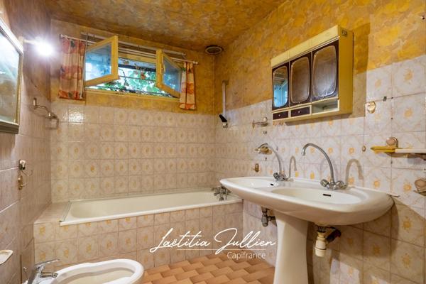 En exclusivité: Idéal projet familial ou artisanal – Propriété ancienne à rénover - T4 173 m² en r+1 et 212 m² de dépendances sur 2 548 m² de terrain plat et clôturé – Aubagne / Éoures