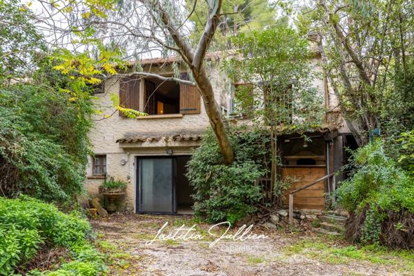 En exclusivité: Idéal projet familial ou artisanal – Propriété ancienne à rénover - T4 173 m² en r+1 et 212 m² de dépendances sur 2 548 m² de terrain plat et clôturé – Aubagne / Éoures