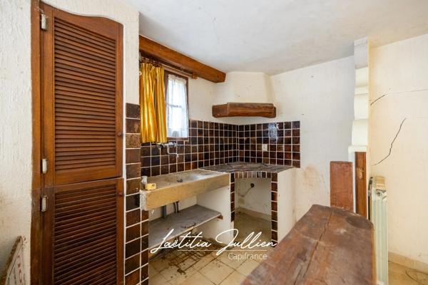 En exclusivité: Idéal projet familial ou artisanal – Propriété ancienne à rénover - T4 173 m² en r+1 et 212 m² de dépendances sur 2 548 m² de terrain plat et clôturé – Aubagne / Éoures