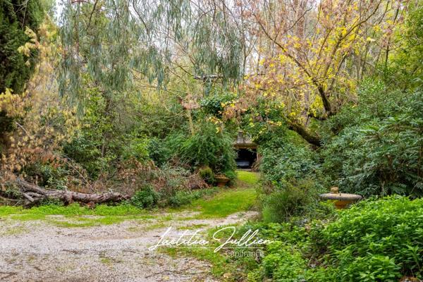 En exclusivité: Idéal projet familial ou artisanal – Propriété ancienne à rénover - T4 173 m² en r+1 et 212 m² de dépendances sur 2 548 m² de terrain plat et clôturé – Aubagne / Éoures