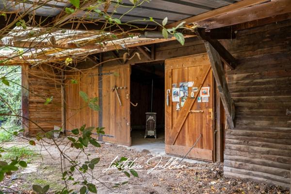 En exclusivité: Idéal projet familial ou artisanal – Propriété ancienne à rénover - T4 173 m² en r+1 et 212 m² de dépendances sur 2 548 m² de terrain plat et clôturé – Aubagne / Éoures