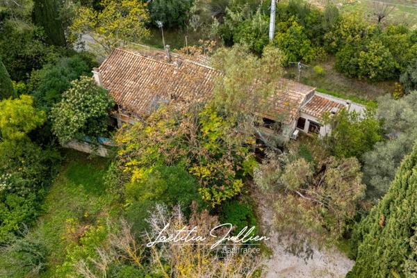 En exclusivité: Idéal projet familial ou artisanal – Propriété ancienne à rénover - T4 173 m² en r+1 et 212 m² de dépendances sur 2 548 m² de terrain plat et clôturé – Aubagne / Éoures