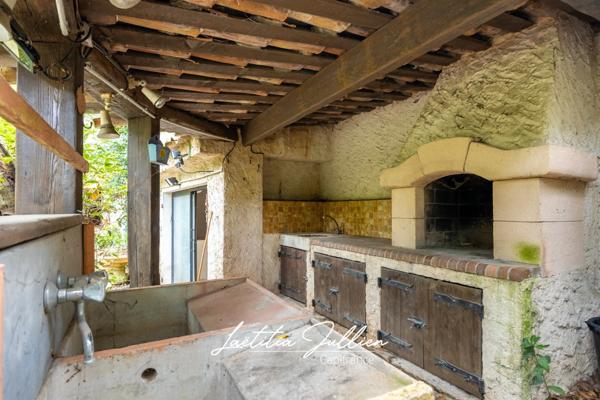 En exclusivité: Idéal projet familial ou artisanal – Propriété ancienne à rénover - T4 173 m² en r+1 et 212 m² de dépendances sur 2 548 m² de terrain plat et clôturé – Aubagne / Éoures