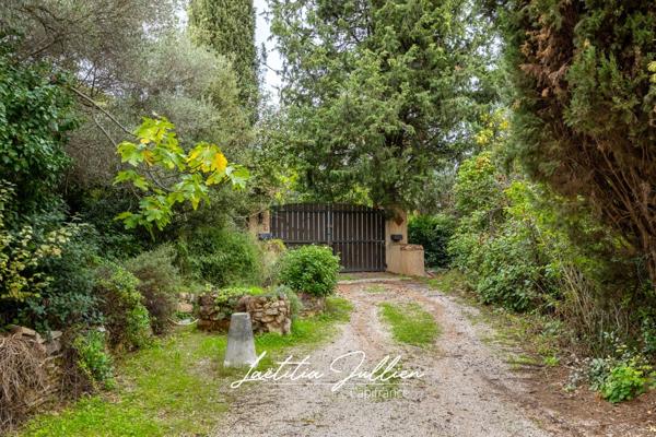 En exclusivité: Idéal projet familial ou artisanal – Propriété ancienne à rénover - T4 173 m² en r+1 et 212 m² de dépendances sur 2 548 m² de terrain plat et clôturé – Aubagne / Éoures