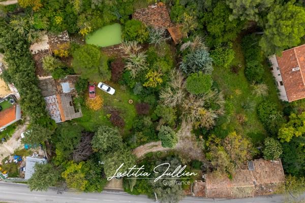 En exclusivité: Idéal projet familial ou artisanal – Propriété ancienne à rénover - T4 173 m² en r+1 et 212 m² de dépendances sur 2 548 m² de terrain plat et clôturé – Aubagne / Éoures