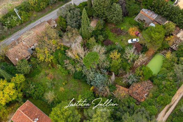 En exclusivité: Idéal projet familial ou artisanal – Propriété ancienne à rénover - T4 173 m² en r+1 et 212 m² de dépendances sur 2 548 m² de terrain plat et clôturé – Aubagne / Éoures