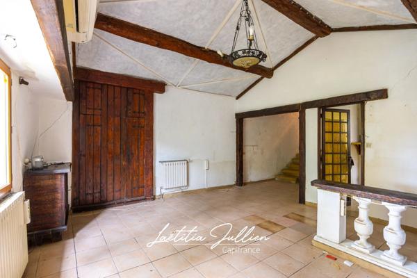 En exclusivité: Idéal projet familial ou artisanal – Propriété ancienne à rénover - T4 173 m² en r+1 et 212 m² de dépendances sur 2 548 m² de terrain plat et clôturé – Aubagne / Éoures