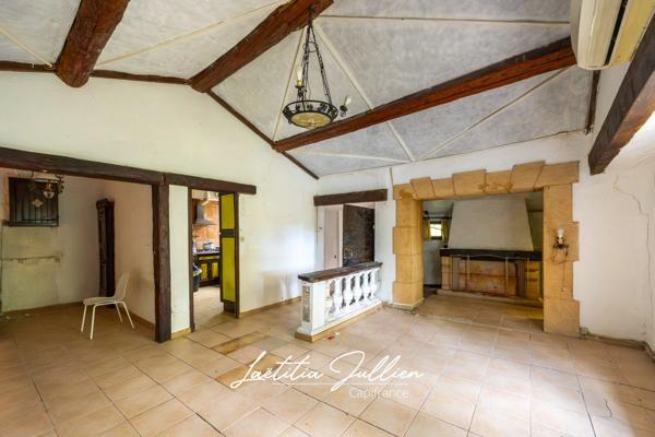En exclusivité: Idéal projet familial ou artisanal – Propriété ancienne à rénover - T4 173 m² en r+1 et 212 m² de dépendances sur 2 548 m² de terrain plat et clôturé – Aubagne / Éoures