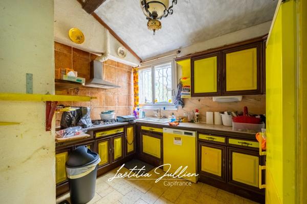 En exclusivité: Idéal projet familial ou artisanal – Propriété ancienne à rénover - T4 173 m² en r+1 et 212 m² de dépendances sur 2 548 m² de terrain plat et clôturé – Aubagne / Éoures