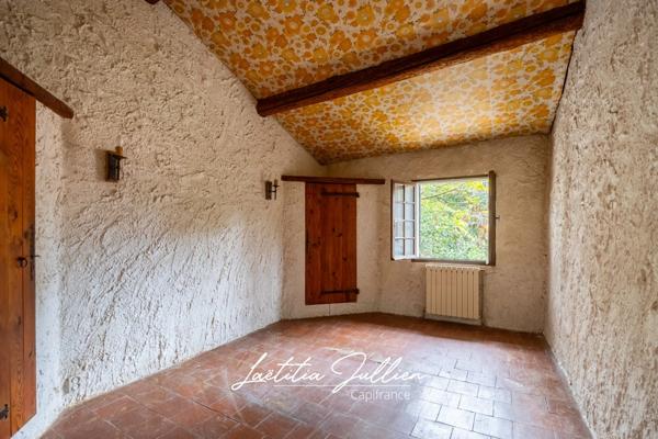 En exclusivité: Idéal projet familial ou artisanal – Propriété ancienne à rénover - T4 173 m² en r+1 et 212 m² de dépendances sur 2 548 m² de terrain plat et clôturé – Aubagne / Éoures