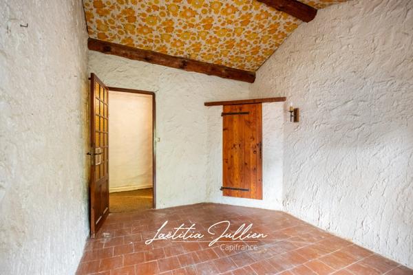 En exclusivité: Idéal projet familial ou artisanal – Propriété ancienne à rénover - T4 173 m² en r+1 et 212 m² de dépendances sur 2 548 m² de terrain plat et clôturé – Aubagne / Éoures