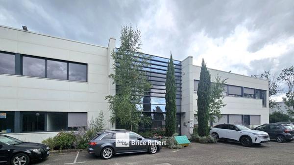 Bureaux à louer en RDC à Champagne au Mont d'Or - parc arboré