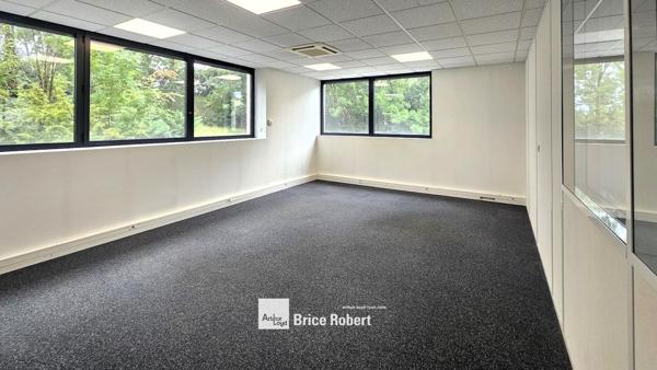 Bureaux à louer en RDC à Champagne au Mont d'Or - parc arboré