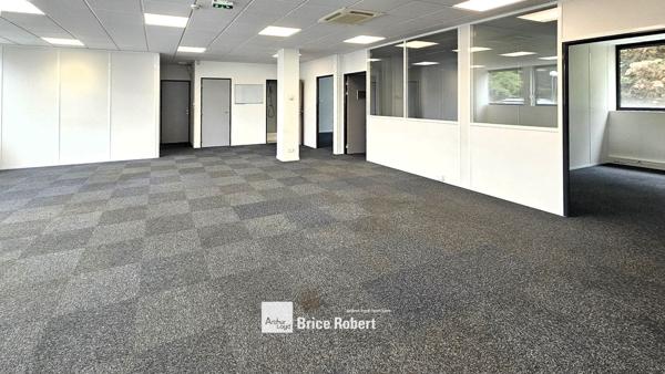 Bureaux à louer en RDC à Champagne au Mont d'Or - parc arboré