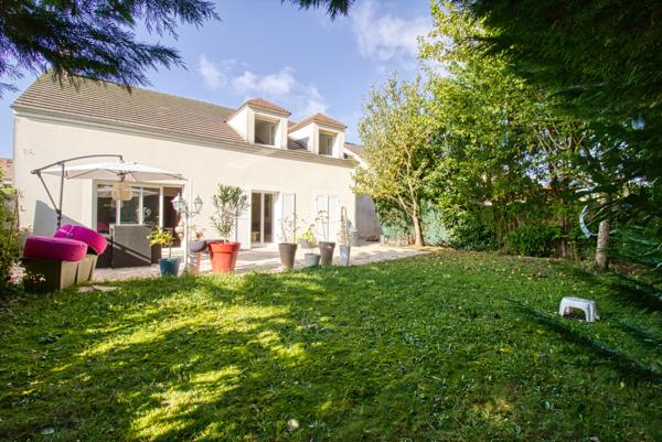 Pavillon bâti en 2004 à quelques minutes à pieds de la gare RER A