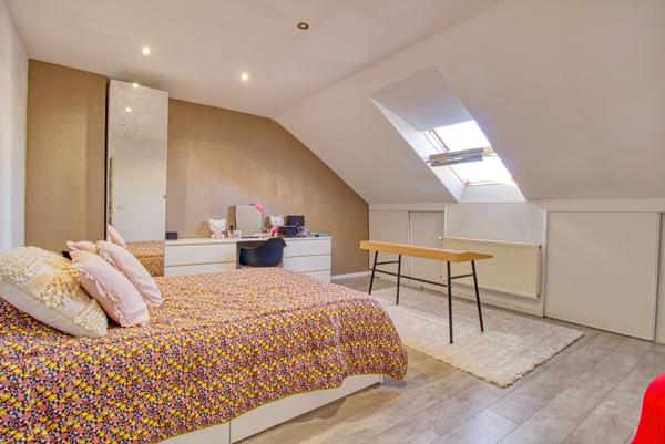 Pavillon bâti en 2004 à quelques minutes à pieds de la gare RER A