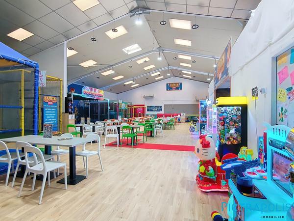 GIGEAN: Parc de jeux enfants de 720m² env. + 600m² d'extérieurs + Parking privatif
