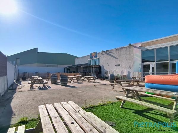 GIGEAN: Parc de jeux enfants de 720m² env. + 600m² d'extérieurs + Parking privatif