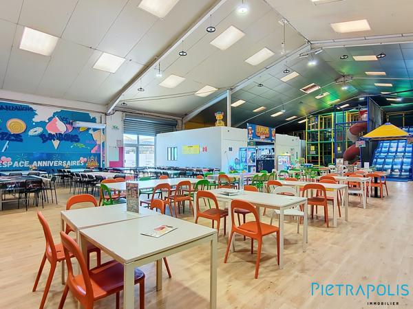 GIGEAN: Parc de jeux enfants de 720m² env. + 600m² d'extérieurs + Parking privatif