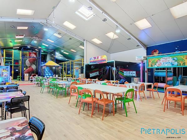 GIGEAN: Parc de jeux enfants de 720m² env. + 600m² d'extérieurs + Parking privatif