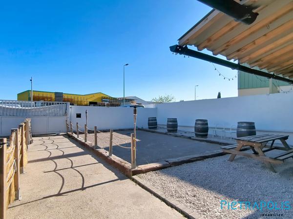 GIGEAN: Parc de jeux enfants de 720m² env. + 600m² d'extérieurs + Parking privatif