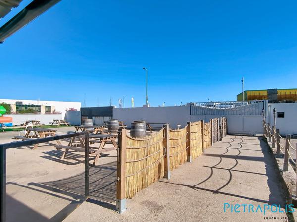 GIGEAN: Parc de jeux enfants de 720m² env. + 600m² d'extérieurs + Parking privatif