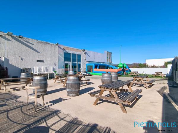 GIGEAN: Parc de jeux enfants de 720m² env. + 600m² d'extérieurs + Parking privatif