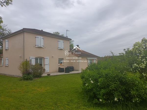 Dans un cadre buccolique, un cadre paisible, venez poser vos valises dans cette villa contemporaine