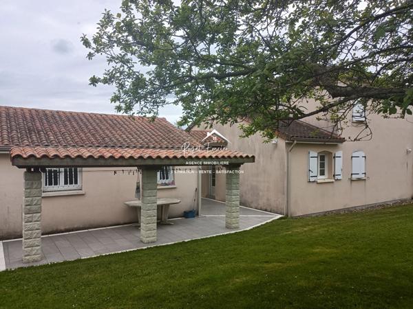 Dans un cadre buccolique, un cadre paisible, venez poser vos valises dans cette villa contemporaine