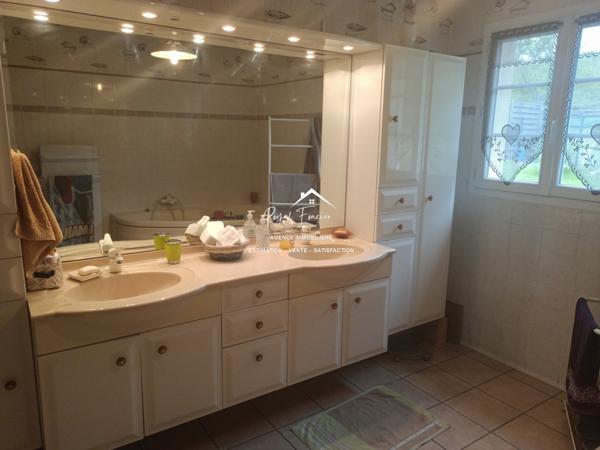 Dans un cadre buccolique, un cadre paisible, venez poser vos valises dans cette villa contemporaine