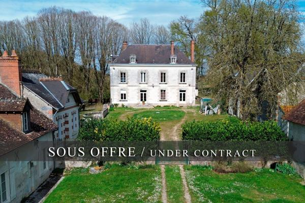 Manoir du XVIIIè avec dépendances sur un domaine de 5 hectares en bord de rivière en Indre et Loire
