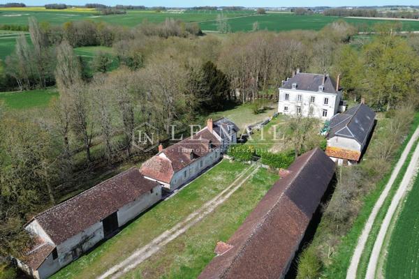 Manoir du XVIIIè avec dépendances sur un domaine de 5 hectares en bord de rivière en Indre et Loire