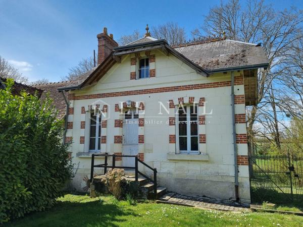 Manoir du XVIIIè avec dépendances sur un domaine de 5 hectares en bord de rivière en Indre et Loire