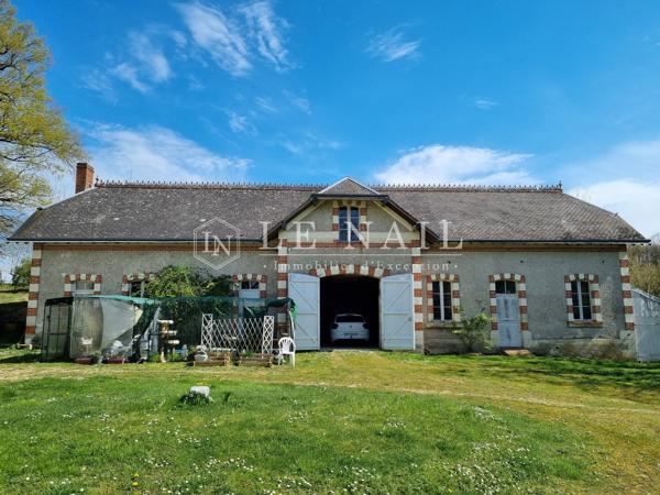 Manoir du XVIIIè avec dépendances sur un domaine de 5 hectares en bord de rivière en Indre et Loire