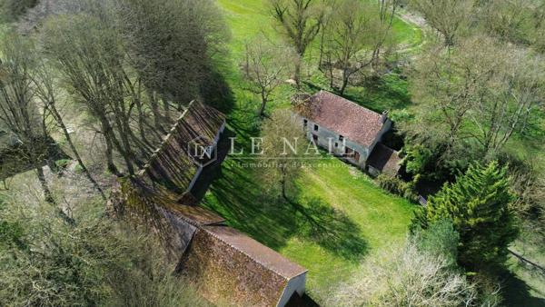 Manoir du XVIIIè avec dépendances sur un domaine de 5 hectares en bord de rivière en Indre et Loire