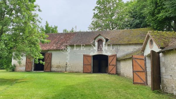 Manoir du XVIIIè avec dépendances sur un domaine de 5 hectares en bord de rivière en Indre et Loire