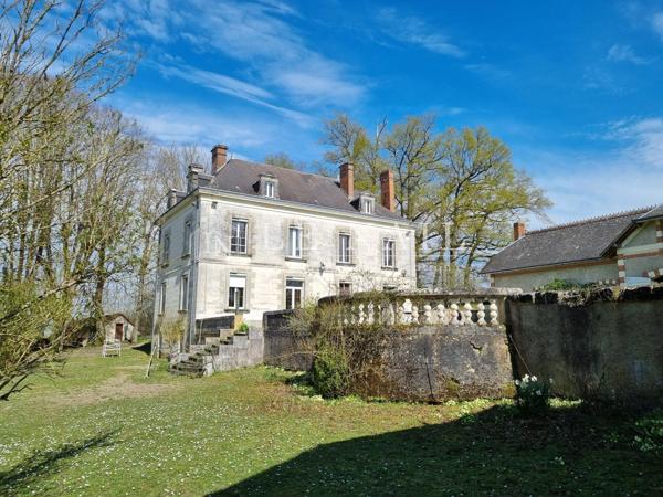 Manoir du XVIIIè avec dépendances sur un domaine de 5 hectares en bord de rivière en Indre et Loire