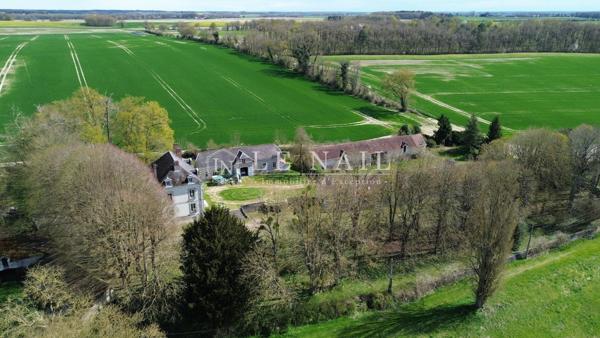 Manoir du XVIIIè avec dépendances sur un domaine de 5 hectares en bord de rivière en Indre et Loire