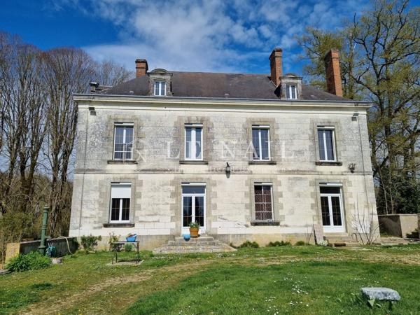 Manoir du XVIIIè avec dépendances sur un domaine de 5 hectares en bord de rivière en Indre et Loire
