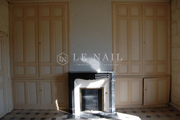 Manoir du XVIIIè avec dépendances sur un domaine de 5 hectares en bord de rivière en Indre et Loire