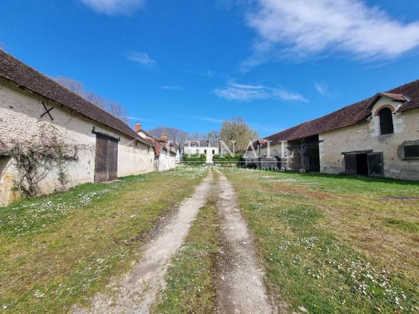 Manoir du XVIIIè avec dépendances sur un domaine de 5 hectares en bord de rivière en Indre et Loire