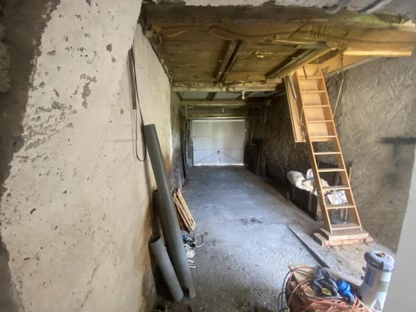A vendre Garage, cave avec puits MESANGER